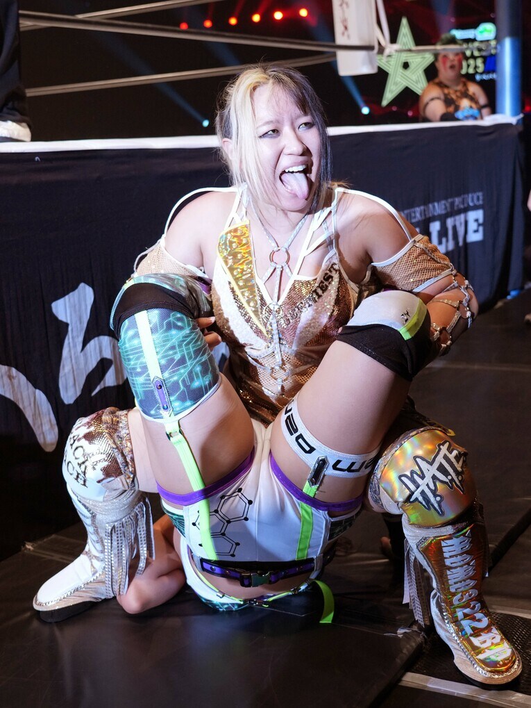 場外でAZMをボストンクラブに捕らえる渡辺桃　©Essei Hara