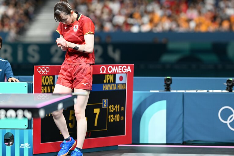 表情こそ変わらないが、早田の左腕のテーピングは痛々しかった　©Naoya Sanuki/JMPA