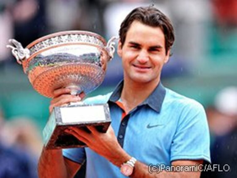 4連覇中の“優勝候補”ナダルが4回戦で敗れるという波乱が起こった大会。フェデラーはその展開も味方に、決勝戦ではセーデリングを下して初の全仏タイトルを獲得。 
