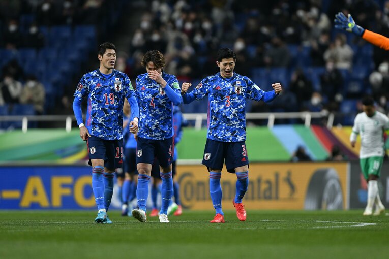 サウジアラビアを完封しガッツポーズする谷口彰悟　©Takuya Sugiyama/JMPA