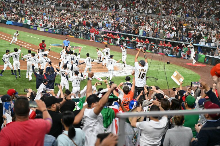 村上宗隆のタイムリーで周東佑京がホームインした瞬間　©Naoya Sanuki