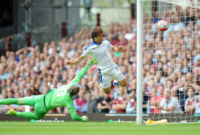 記念すべきプレミア初得点は、GKのこぼれ球に反応した岡崎らしいゴールだった（2015年）　©︎Getty Images