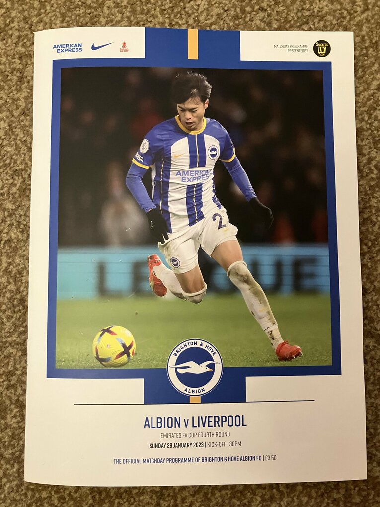 リバプール戦当日、ブライトン公式マッチデープログラムの表紙も三笘だった