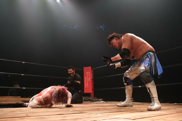 リング下に投げられ、這い上がってくる正岡（クリックすると「この記事の写真」にとびます。流血等の過激な写真を含みますのでご注意ください）　©Norihiro Hashimoto