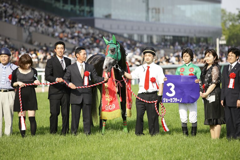 2009年のNHKマイルカップを制したジョーカプチーノの表彰式　©Shiro Miyake