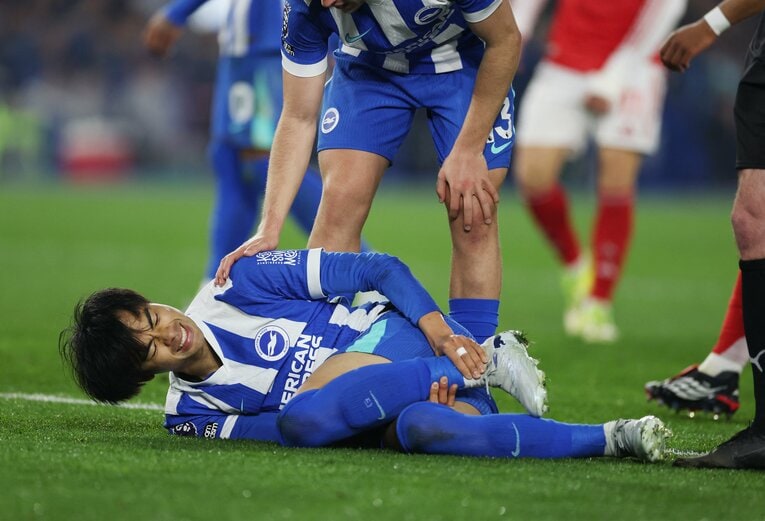 3月4日のアーセナル戦で左足首を負傷した三笘　©AFLO