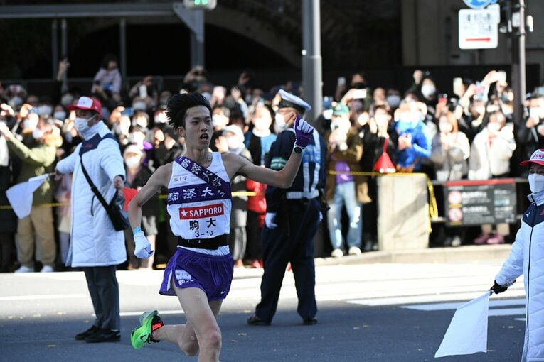 アンカー・青柿はレース中、何度もガッツポーズを見せた　©JMPA