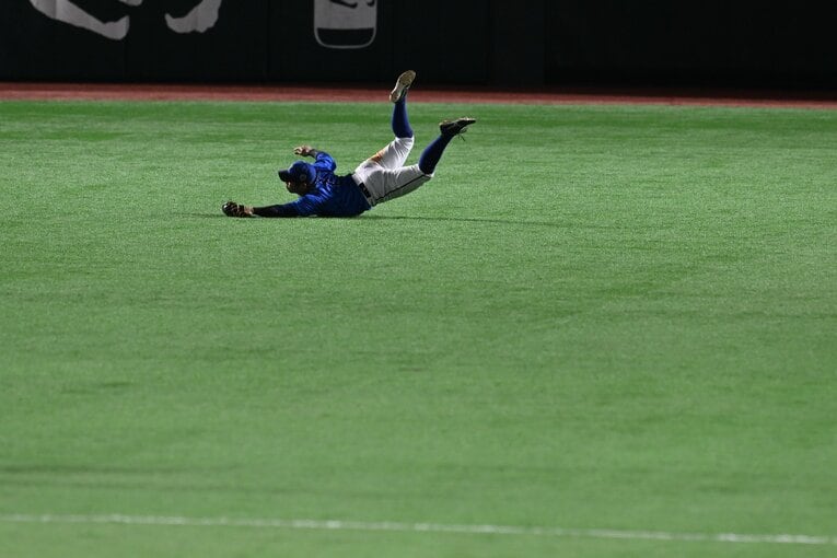 日本シリーズ第5戦、またも魅せた！ 桑原将志のスーパーキャッチ（8枚目／全9枚中）　©Naoya Sanuki