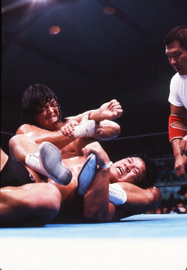 長州力vs藤波辰巳（1983年撮影）　©AFLO