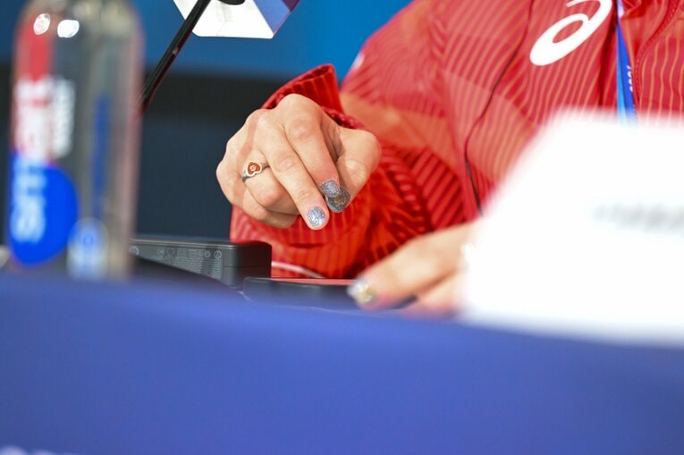 両手の指にはネイルが輝いていた　©Nanae Suzuki/JMPA