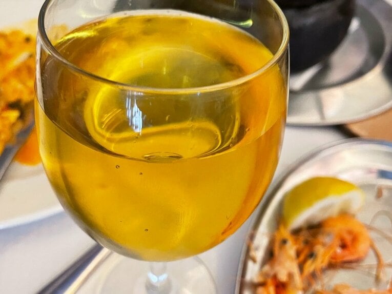 「山の斜面にスタジアム」「守田英正のお薦め料理は…」日本代表MFが戦う“離島クラブ”は美しい風景とグルメ満載だった《現地で撮影》(34)