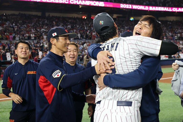 抱き合う大谷と水原一平通訳　©Getty Images