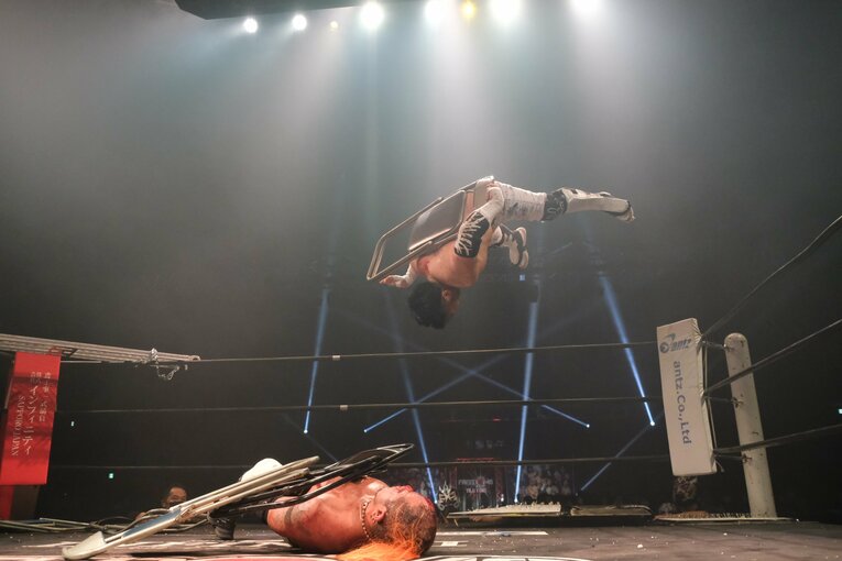 カリスマ葛西純「世の中は無駄な血を一滴も流すな」 頬を串刺し、人間ダーツ…それでもデスマッチが“ただの残虐ショー”ではない理由(26)