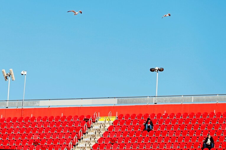 久保建英“オレが蹴る”FK弾→手荒い祝福に「い、痛いんですけど」 カメラマンが至近距離でとらえた一撃と、ファンから“感謝の大拍手”(2)