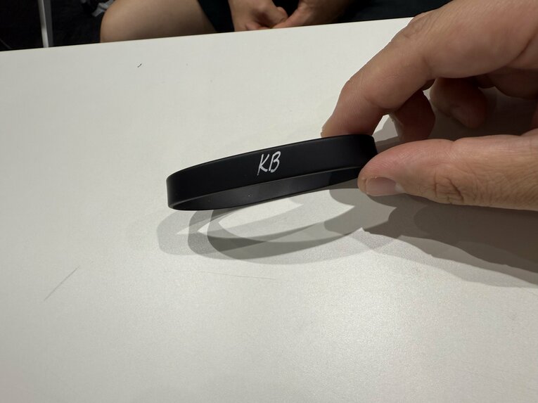 リストバンドのウラにはブラスウェルのイニシャル「KD」の文字が　©Yusuke Mimura