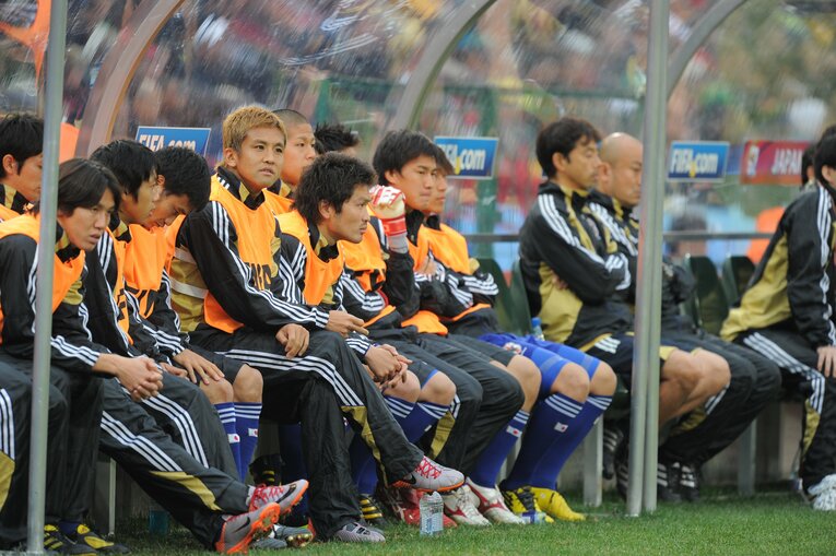 2010年南アフリカW杯。ベンチから戦況を見つめる選手たち　©JMPA