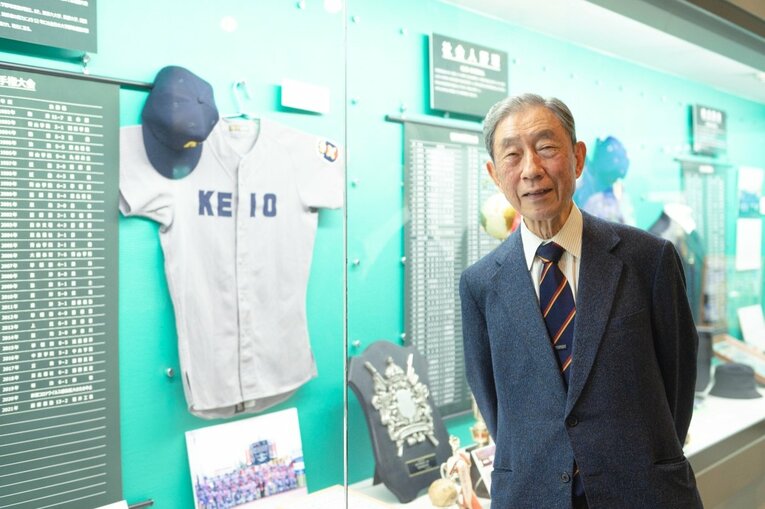 池井名誉教授と慶大のユニフォーム　©Wataru Sato