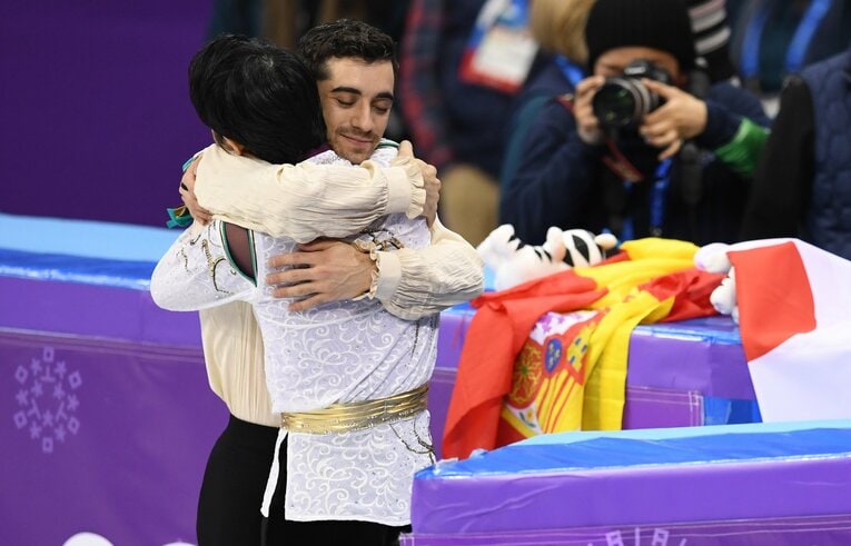 2018年平昌五輪を終えた2人。フェルナンデスは優しい表情で羽生を抱きしめた　©Asami Enomoto／JMPA