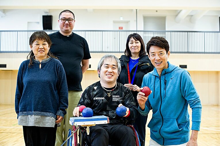 左から母・喜美江さん、アナリストの渋谷さん、廣瀬さん、マネジメントの三浦さん、そして修造さん。修造さんも「チーム廣瀬」の一員のようだ。 ／ photograph by Yuki Suenaga