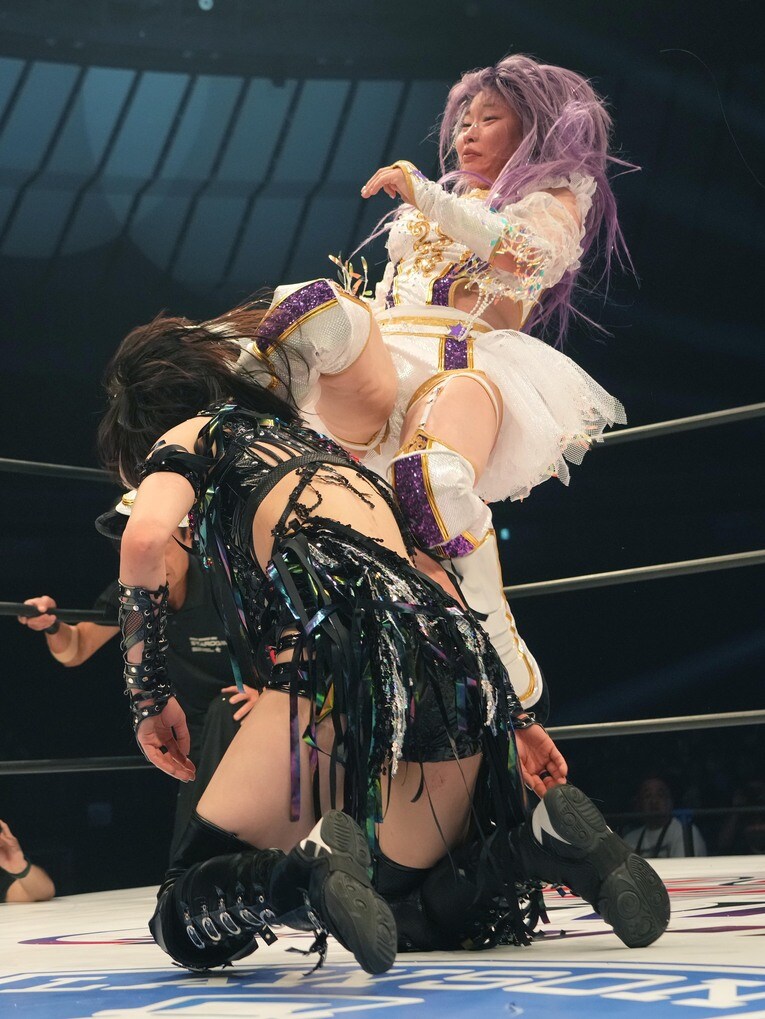 ヒザを入れる中野たむ　©Essei Hara