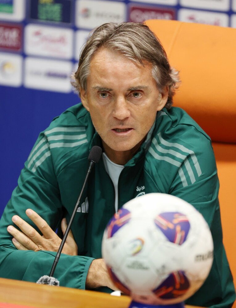 前日会見での表情。自国リーグでの出場機会が減少している代表選手たちへの危惧を口にしていた　©JIJI PRESS