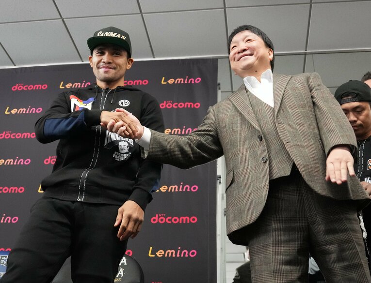 大橋秀行会長で握手をかわすタパレス　©Naoki Fukuda