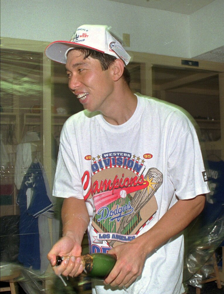 初のシャンパンファイトを楽しむ野茂　©AFLO