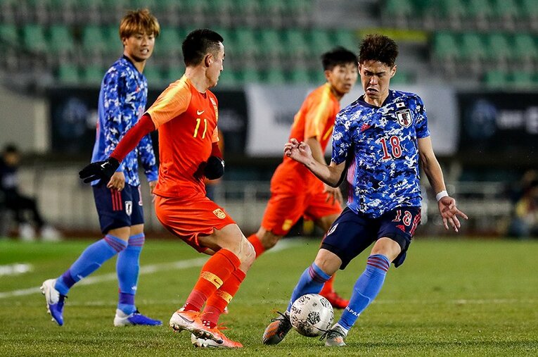 2019年、橋本拳人は日本代表に定着した。育成年代から彼を知る人々は、その成長ぶりに誰もが目を細めているはずだ。 ／ photograph by Getty Images