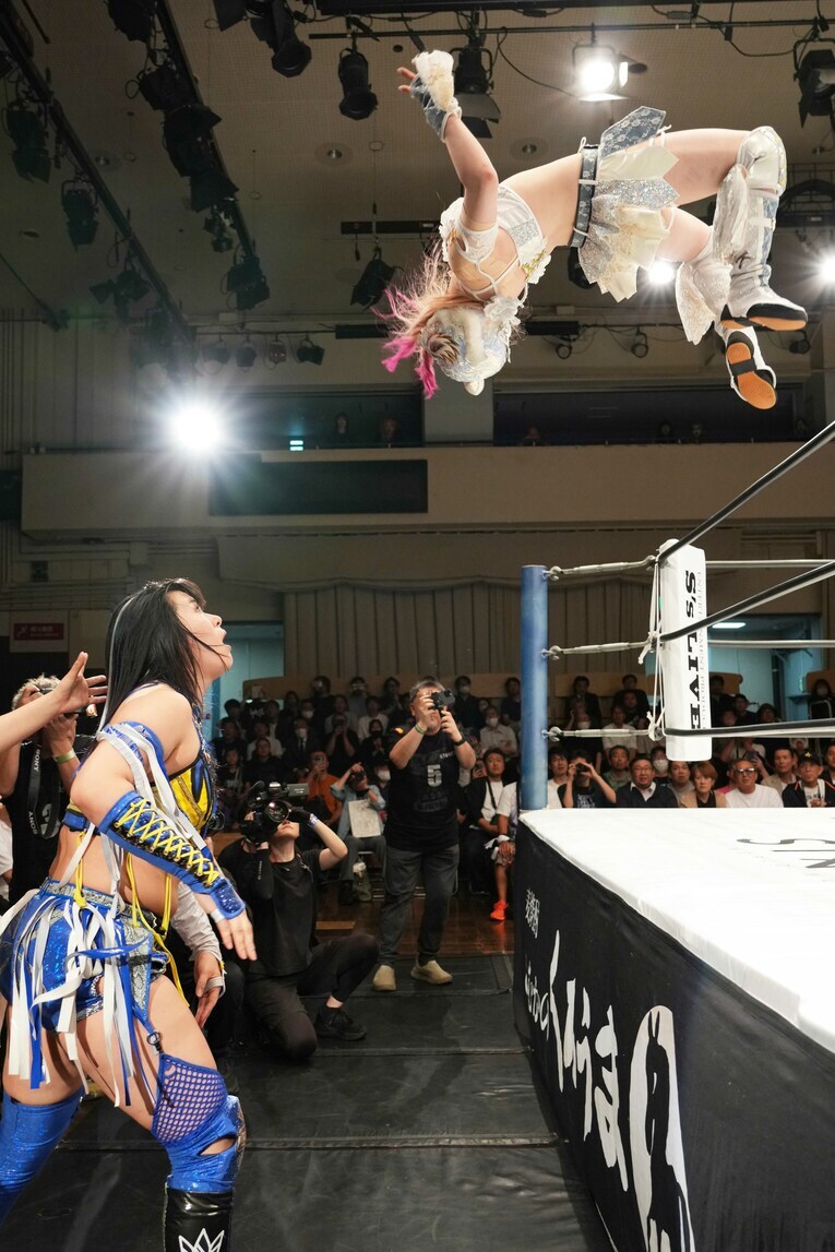 HANAKOにケブラーダを放つスターライト・キッド　©Essei Hara