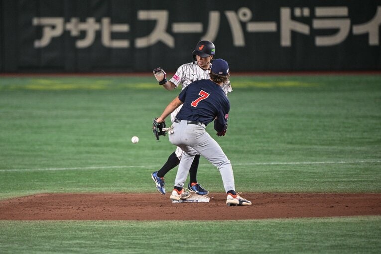 プレミア12米国戦、五十幡は相手の送球が乱れたのを見て…　©Nanae Suzuki