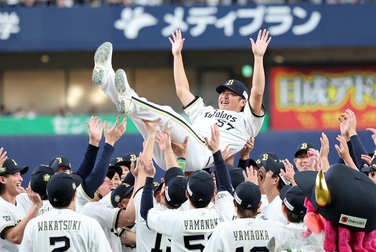 胴上げされる山田　©SANKEI SHIMBUN