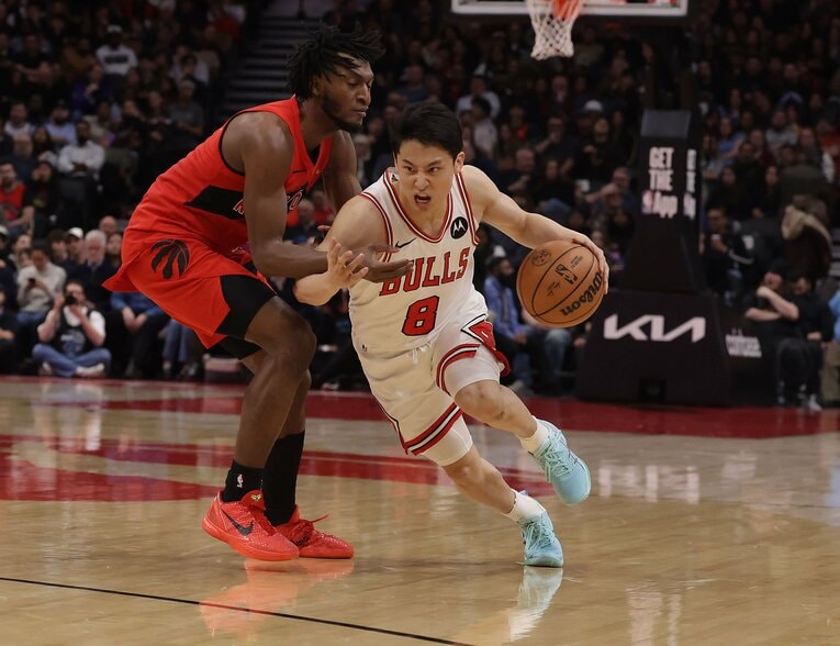 NBAシカゴ・ブルズで出場機会を得る河村勇輝（24歳）　©︎Steve Russell/Toronto Star via Getty Images