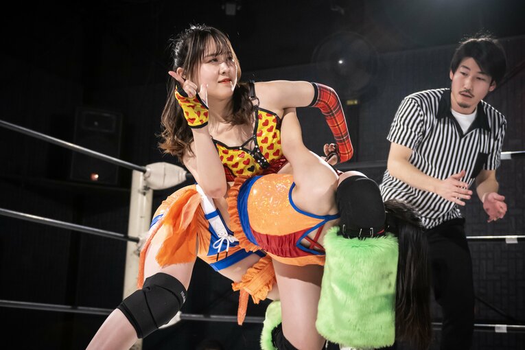 「ぶりっ子キャラだし、なにこの子って（笑）」慶應大、異例の“学生アイドルレスラー”はいかに生まれたか？ 無村架純が引退後に明かした本音(16)