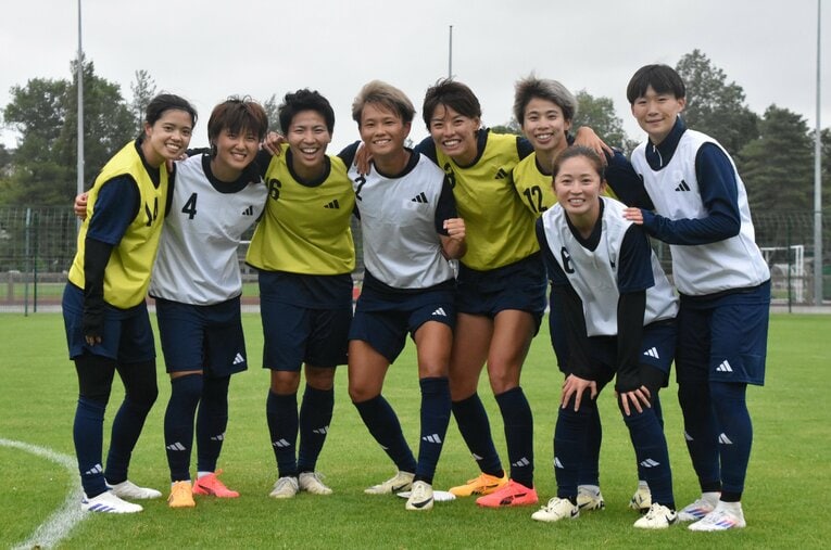 女子W杯優勝、五輪銀メダル獲得を知る熊谷紗希（右から4人目）の存在は2人にとっても大きいようだ　©JFA/PR
