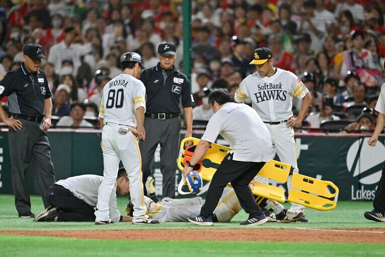 ［第4戦］ホークス中村晃が一ゴロで不運な悶絶の一部始終　©Hideki Sugiyama