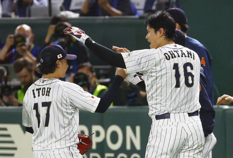 2番手として登板した伊藤大海。ピンチを切り抜けると、大谷は先頭で出迎え、労った　©AFLO