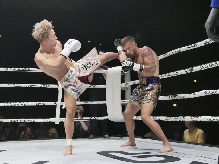 ベイリーの顔面を武尊の左脚が捉える　©ABEMA