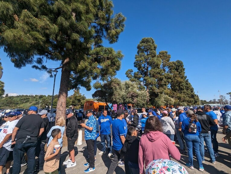 試合終了後無料シャトルへの長蛇の列　©Aki