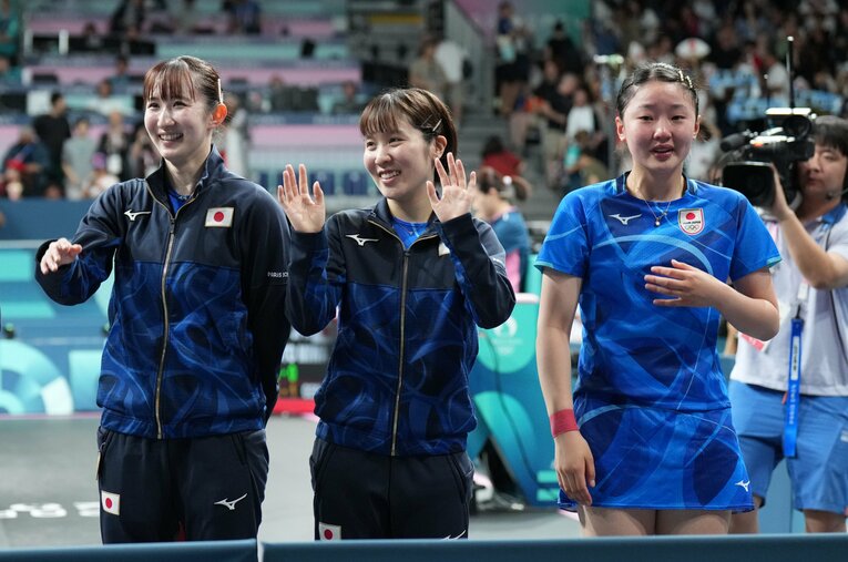パリ五輪卓球女子団体、準決勝後の日本チーム。左から早田、平野、張本　©Kaoru Watanabe/JMPA