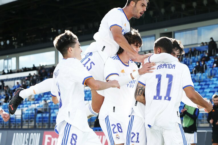 レアルの18歳日本人・中井卓大が「写真撮ってよー！」 無邪気さと表裏一体な《CLを含めた超シビアな競争》の舞台ウラ(17)