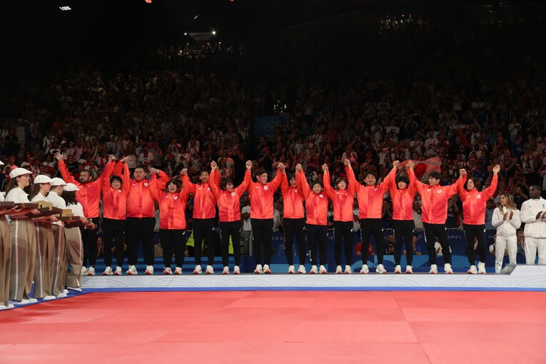 混合団体戦表彰式　©Tetsuya Higashikawa/JMPA