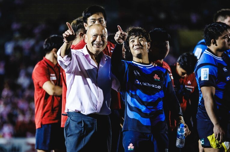 選手たちと勝利を喜ぶジョーンズHC（左）　©Kiichi Matsumoto