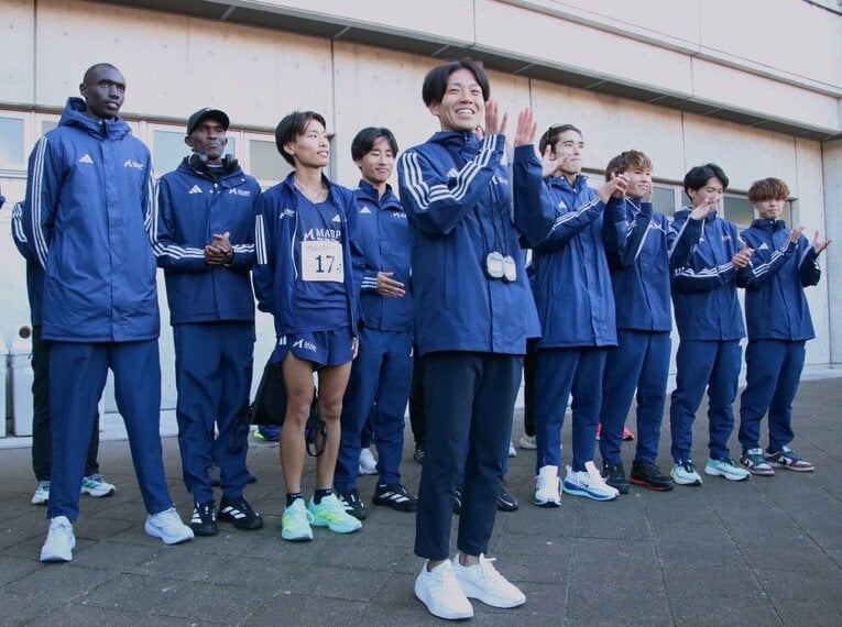 東日本実業団駅伝で6位という結果を喜び合う　©JIJI PRESS