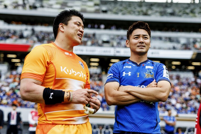 ワイルドナイツ竹山晃暉（右）と言葉をかわす立川理道　©︎Kiichi Matsumoto