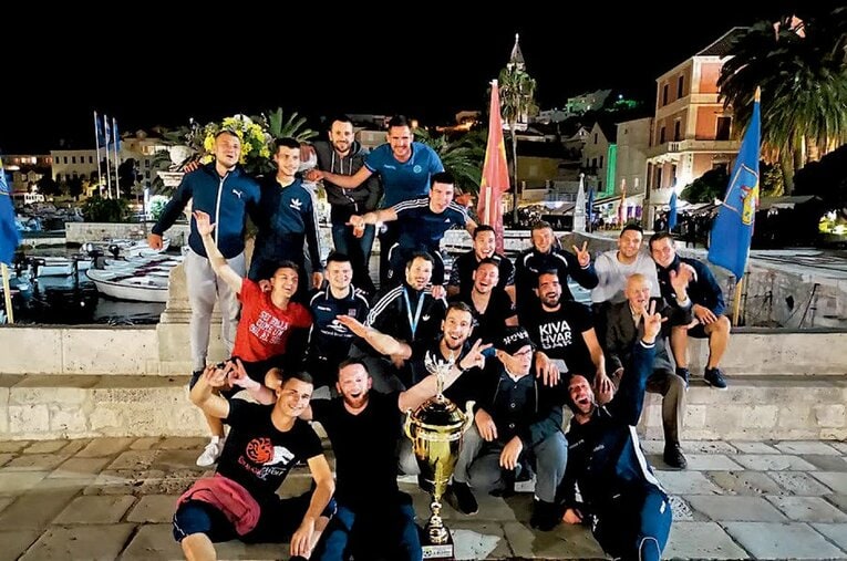 フヴァル島で最も成功したクラブであるNKフヴァルの選手たち。大陸側のリーグにまで進出したこともあるが、現在は島のリーグにて戦う。 ／ photograph by Facebook Nogometni Klub Hvar