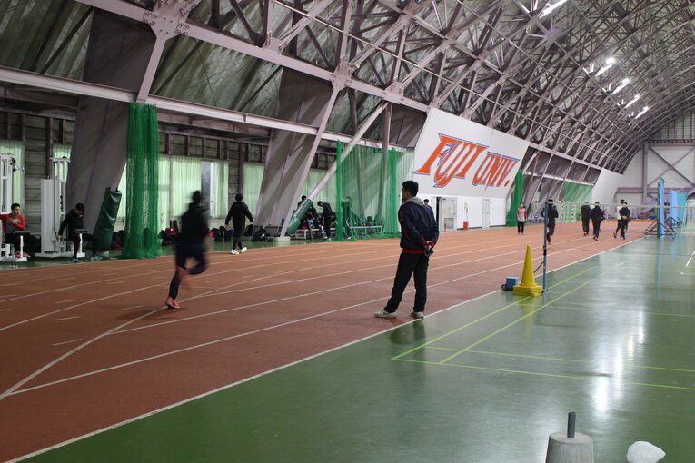 室内練習場にはオールウェザー対応のタータントラックも　©NumberWeb