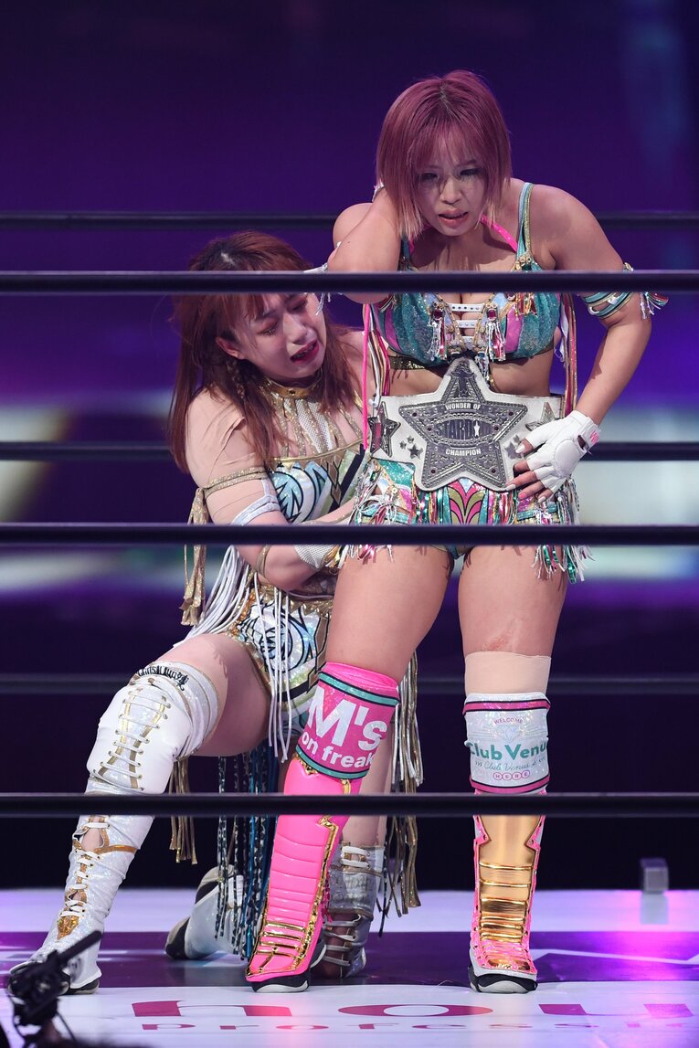 激闘を終え、涙を流す上谷沙弥と白川未奈