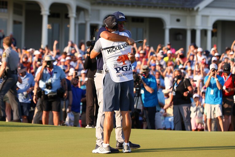 優勝を決めた瞬間、18番グリーンで弟ティムを抱き合った　©︎Getty Images