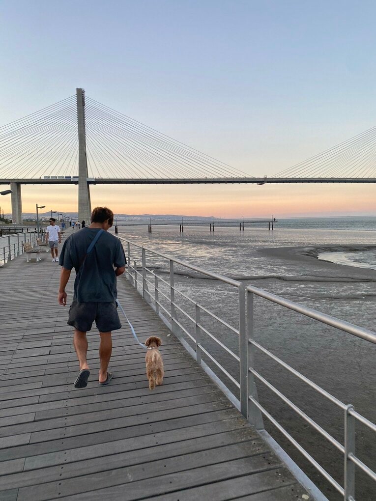 リスボンの街を愛犬とお散歩する守田（撮影・藤阪さん）