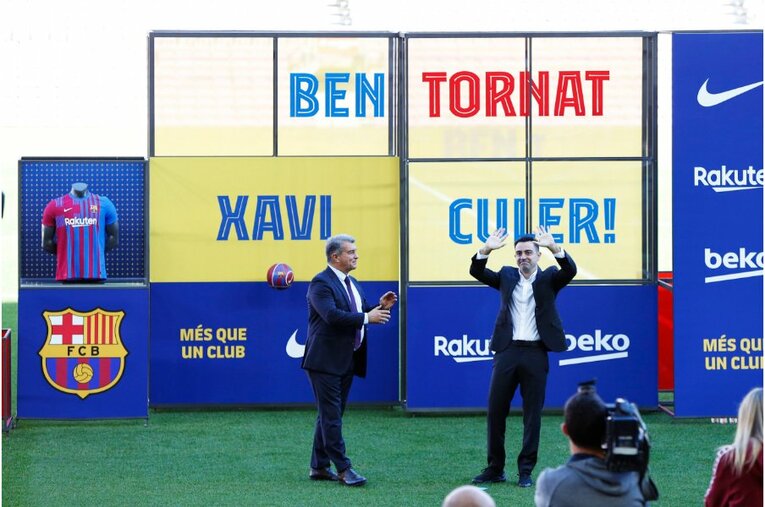 シャビ新監督41歳は暗黒バルサを救えるか 《メッシとの黄金連係・涙を撮ったカメラマン》が就任会見・初采配に見た“希望”とは(6)